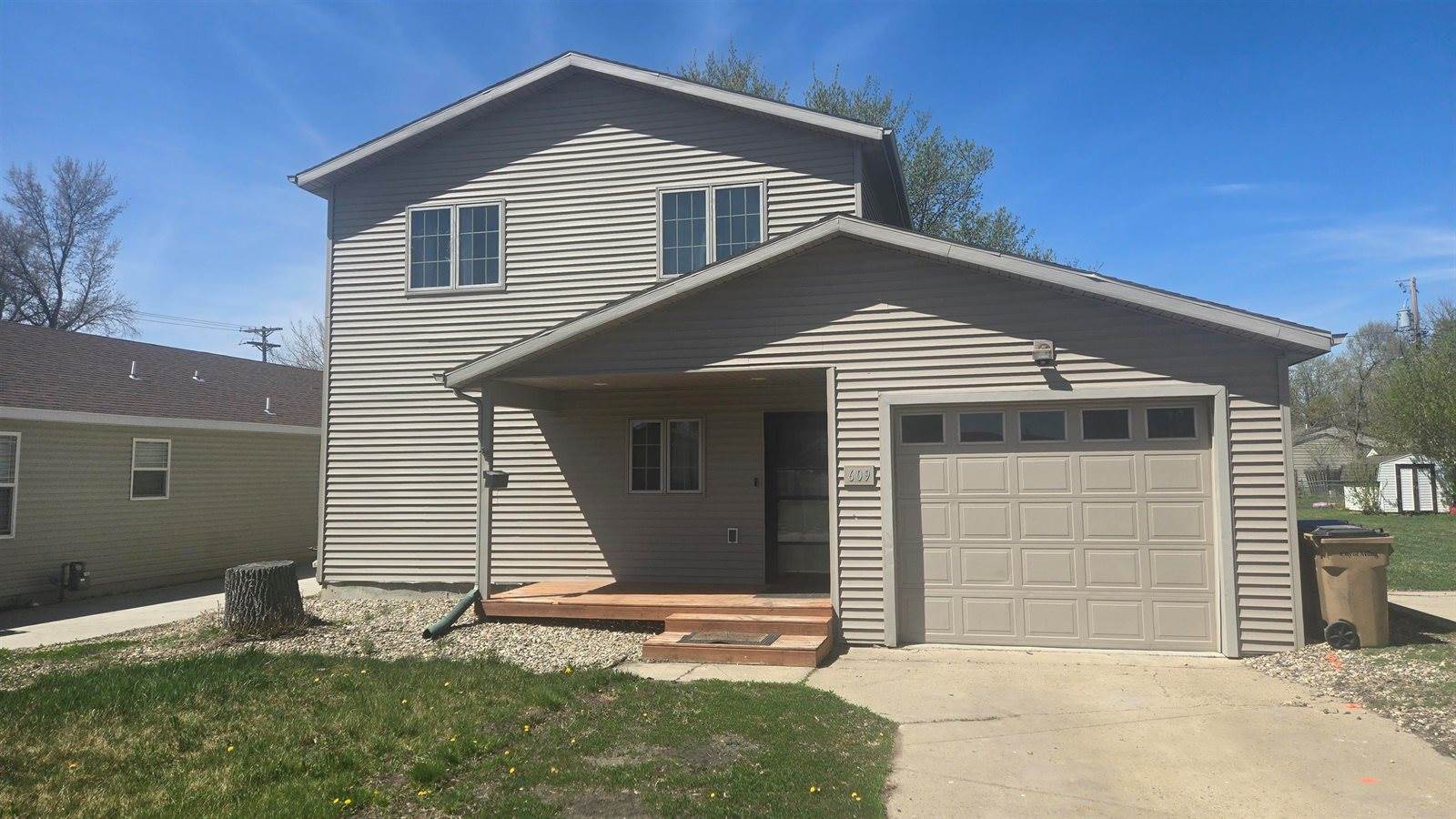609 11th St NW, Minot, ND 58703