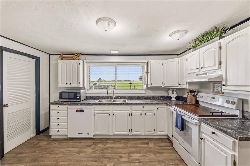 5 Sunset Lane, Paola, KS 66071