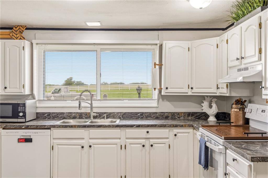 5 Sunset Lane, Paola, KS 66071