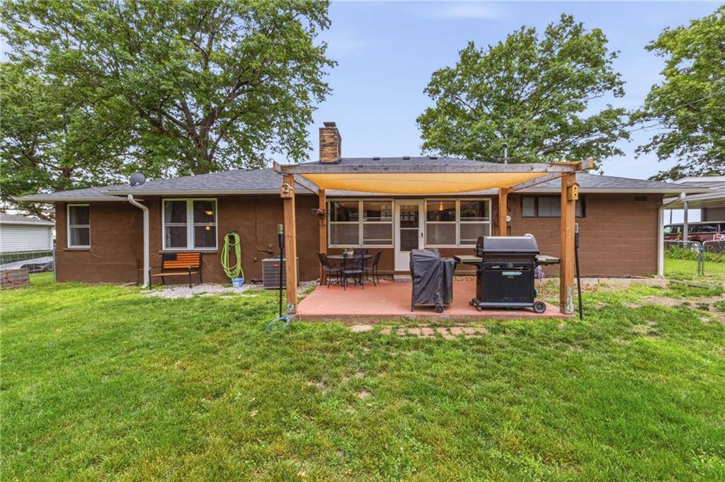5 Sunset Lane, Paola, KS 66071