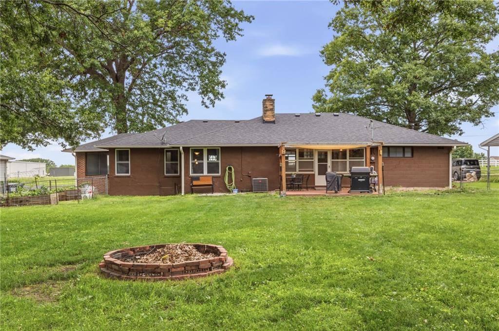 5 Sunset Lane, Paola, KS 66071