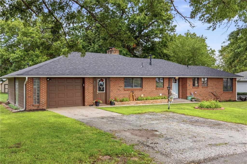 5 Sunset Lane, Paola, KS 66071