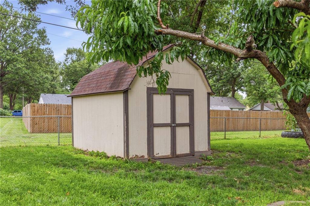 5 Sunset Lane, Paola, KS 66071