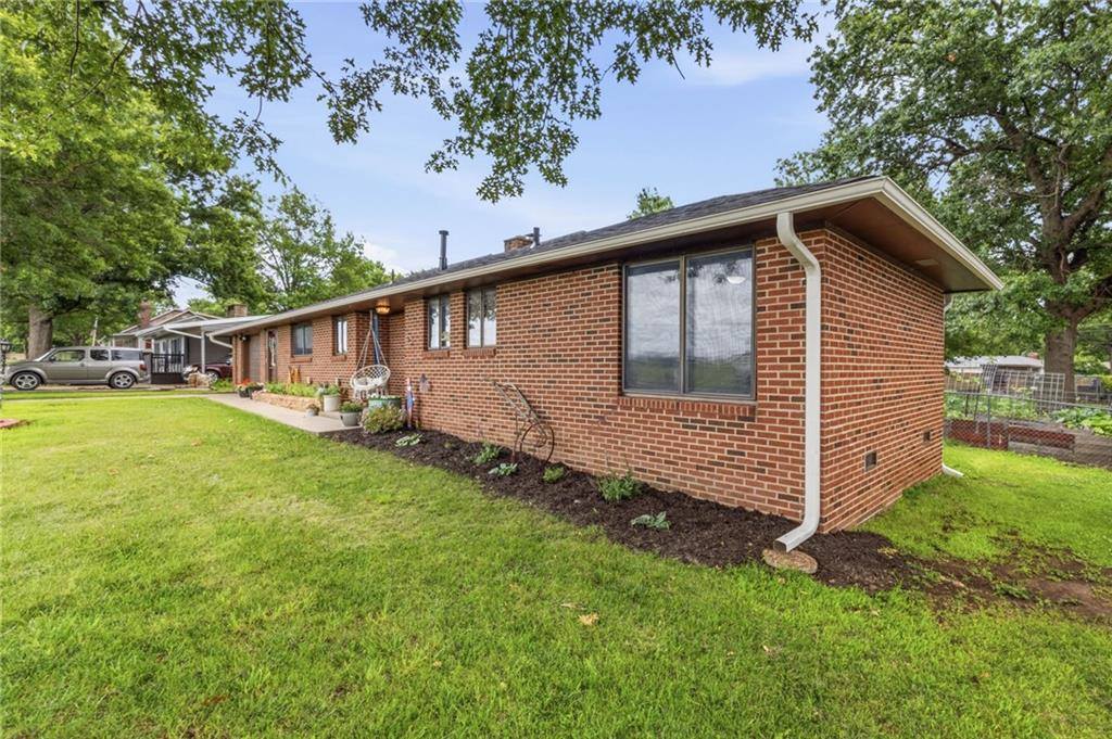5 Sunset Lane, Paola, KS 66071