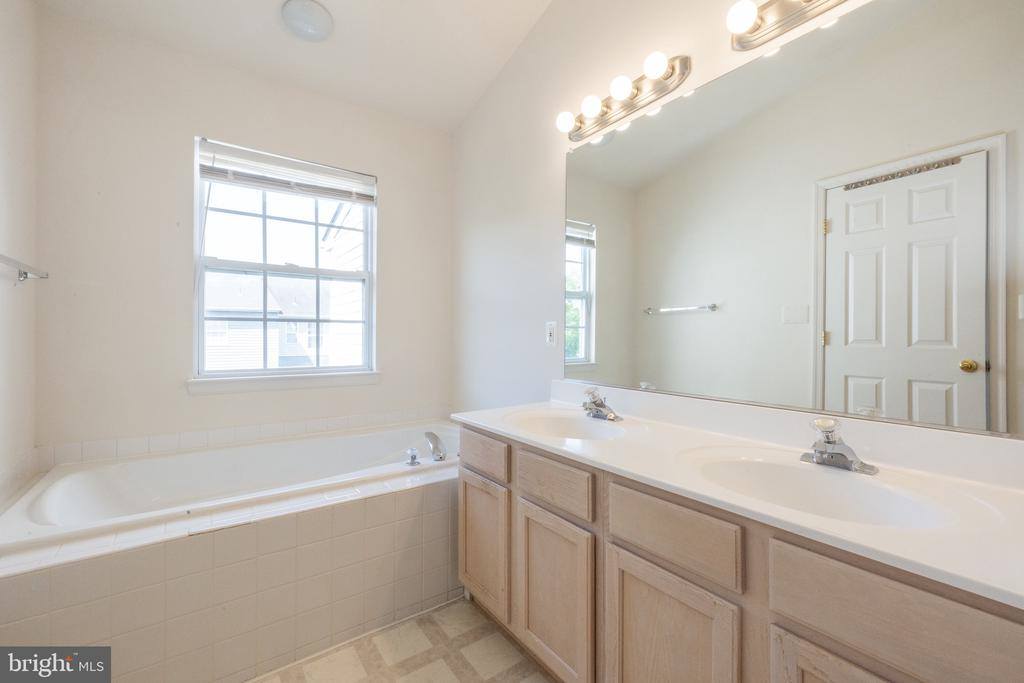 2456 Covered Wagon Court, Herndon, VA 20171