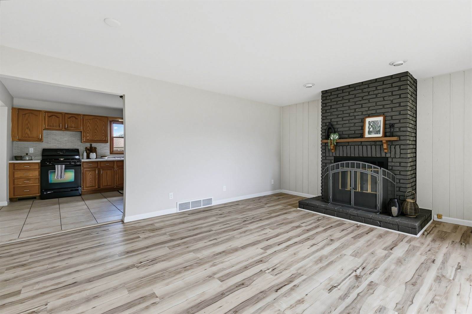 307 33rd Avenue, East Moline, IL 61244