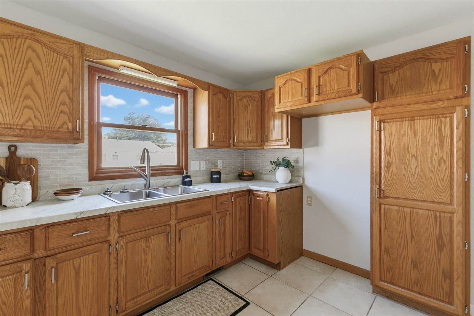 307 33rd Avenue, East Moline, IL 61244