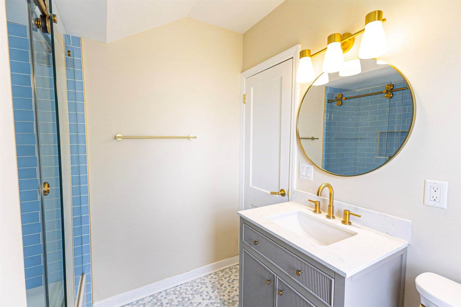 2350 South 56th St, West Allis, WI 53219
