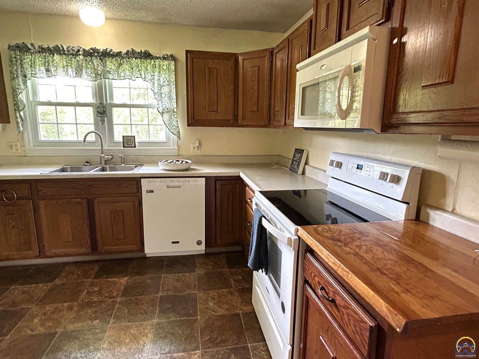 4425 NW Lookout CT, Topeka, KS 66618