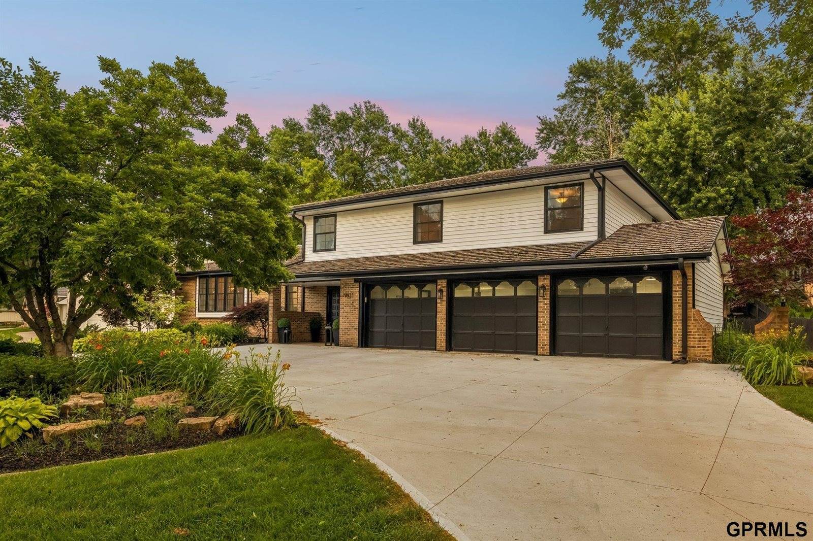 9933 Devonshire Drive, Omaha, NE 68114