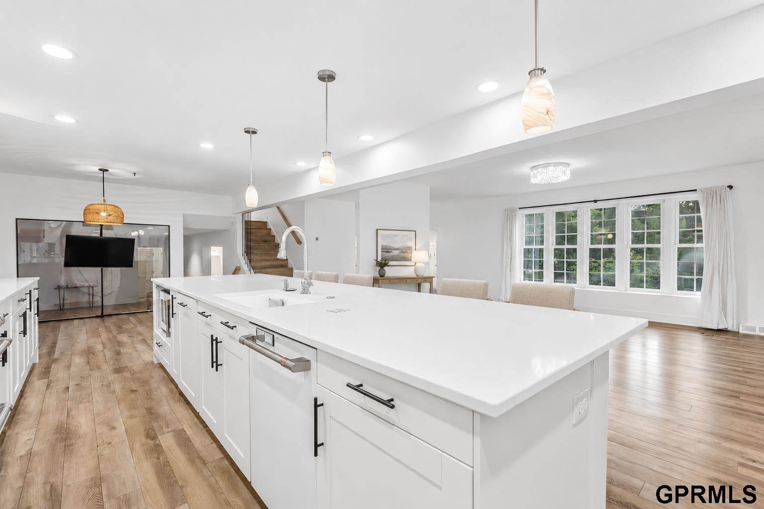 9933 Devonshire Drive, Omaha, NE 68114