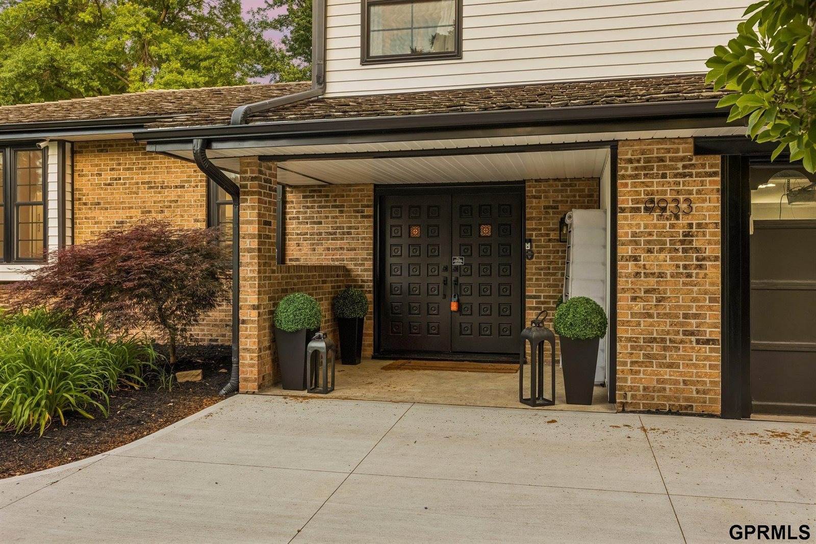 9933 Devonshire Drive, Omaha, NE 68114