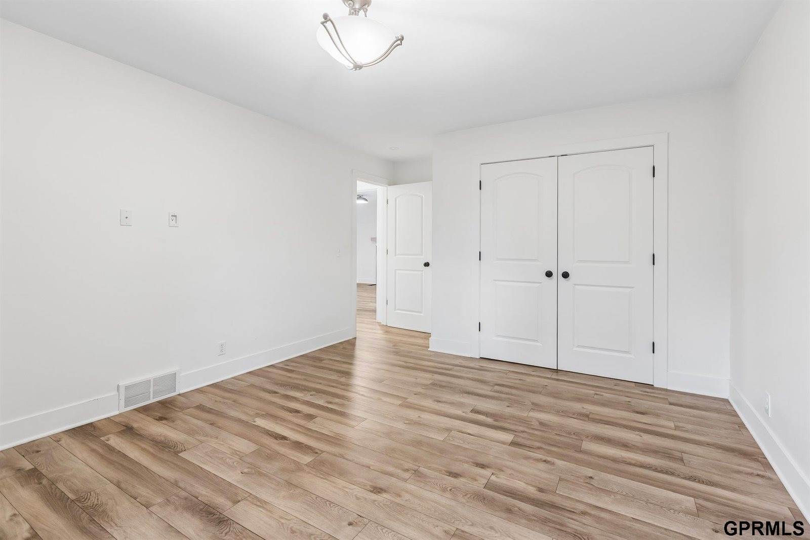 9933 Devonshire Drive, Omaha, NE 68114