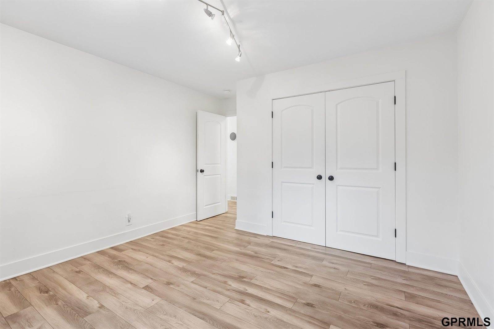9933 Devonshire Drive, Omaha, NE 68114