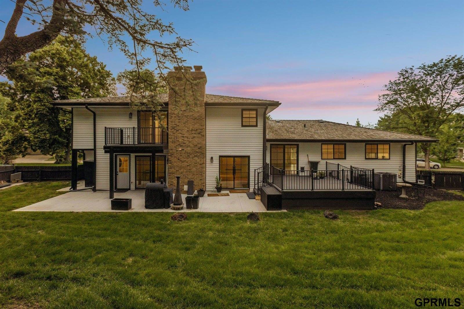 9933 Devonshire Drive, Omaha, NE 68114