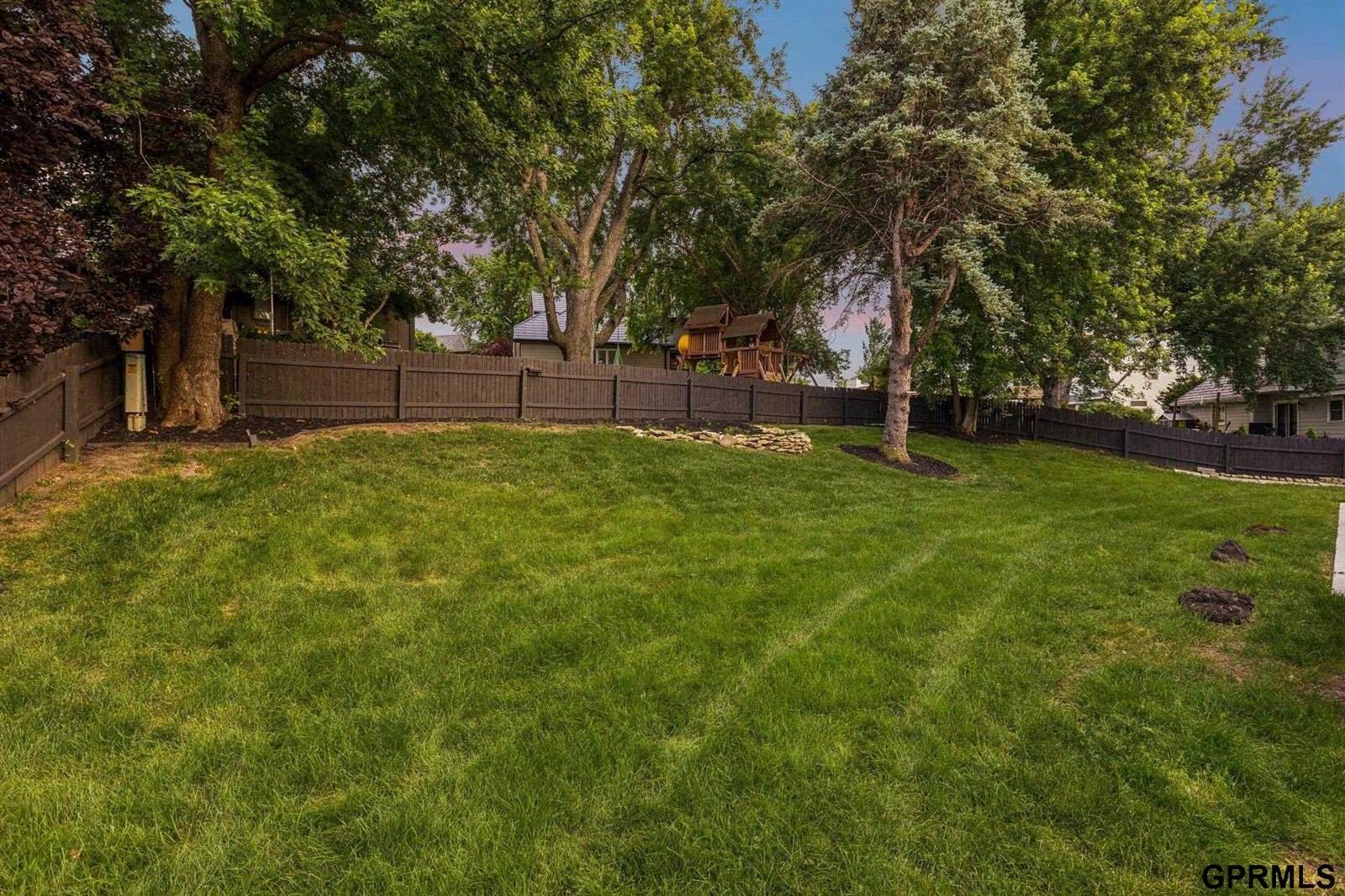 9933 Devonshire Drive, Omaha, NE 68114