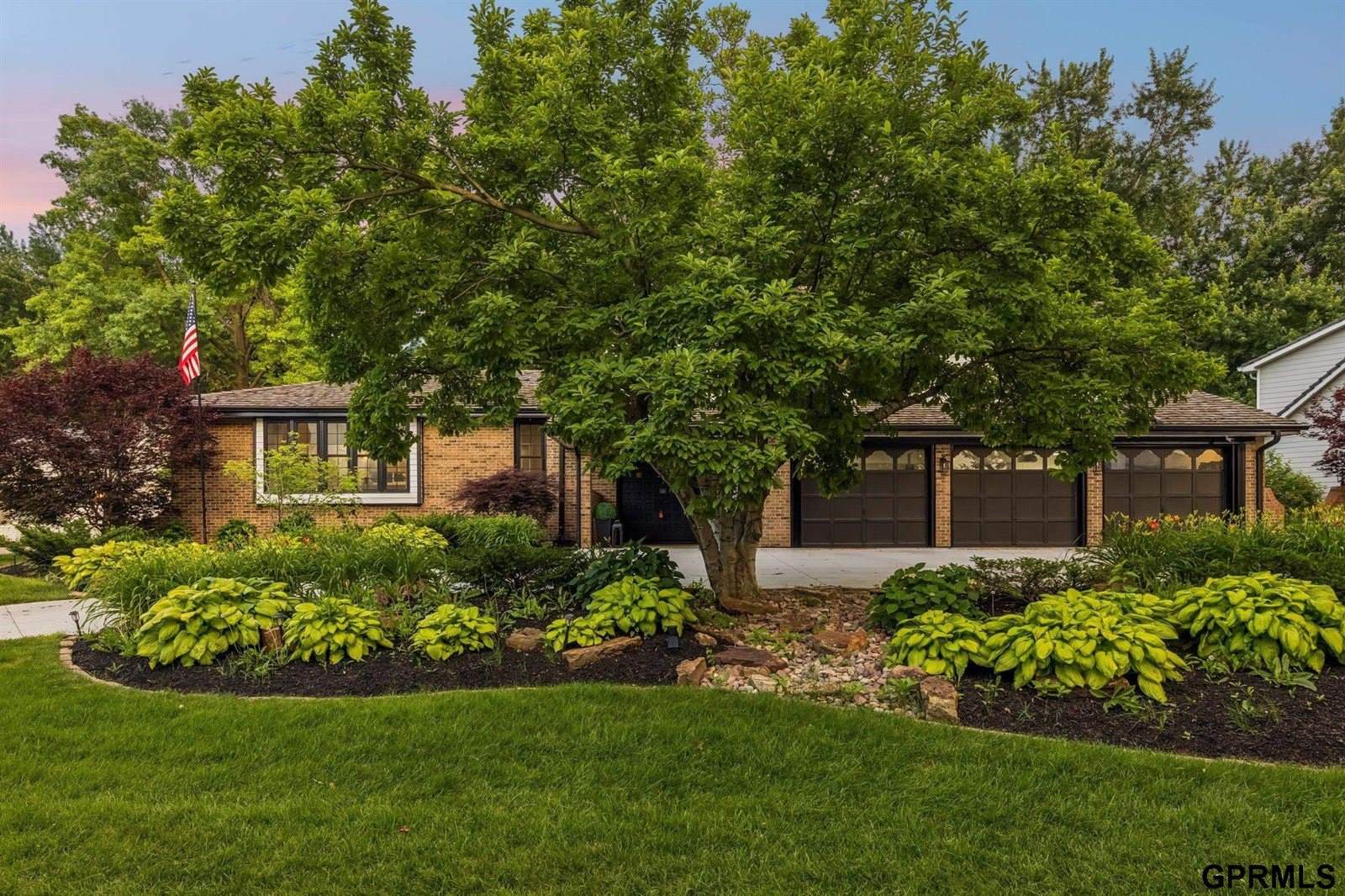 9933 Devonshire Drive, Omaha, NE 68114