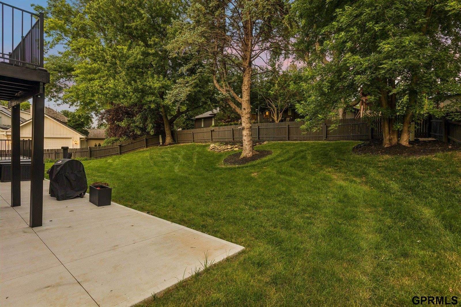 9933 Devonshire Drive, Omaha, NE 68114