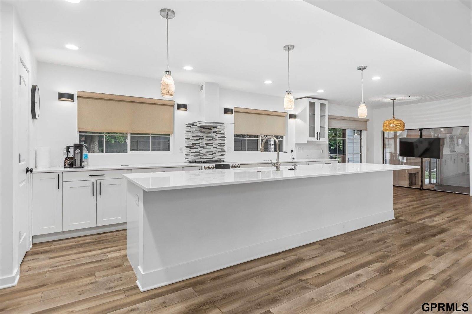 9933 Devonshire Drive, Omaha, NE 68114