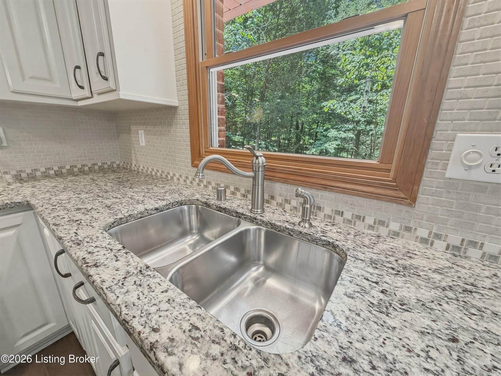 17 Bittersweet Pl, Brandenburg, KY 40108