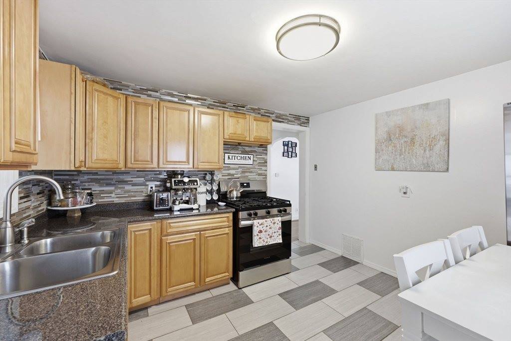 63 Fordham St, Springfield, MA 01104