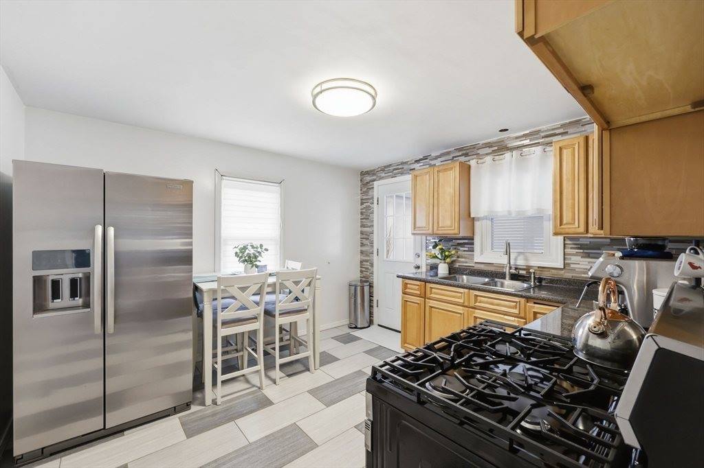 63 Fordham St, Springfield, MA 01104