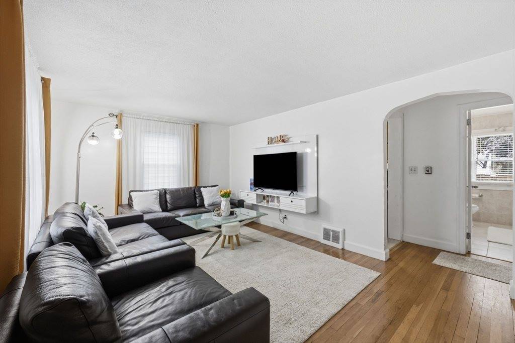 63 Fordham St, Springfield, MA 01104