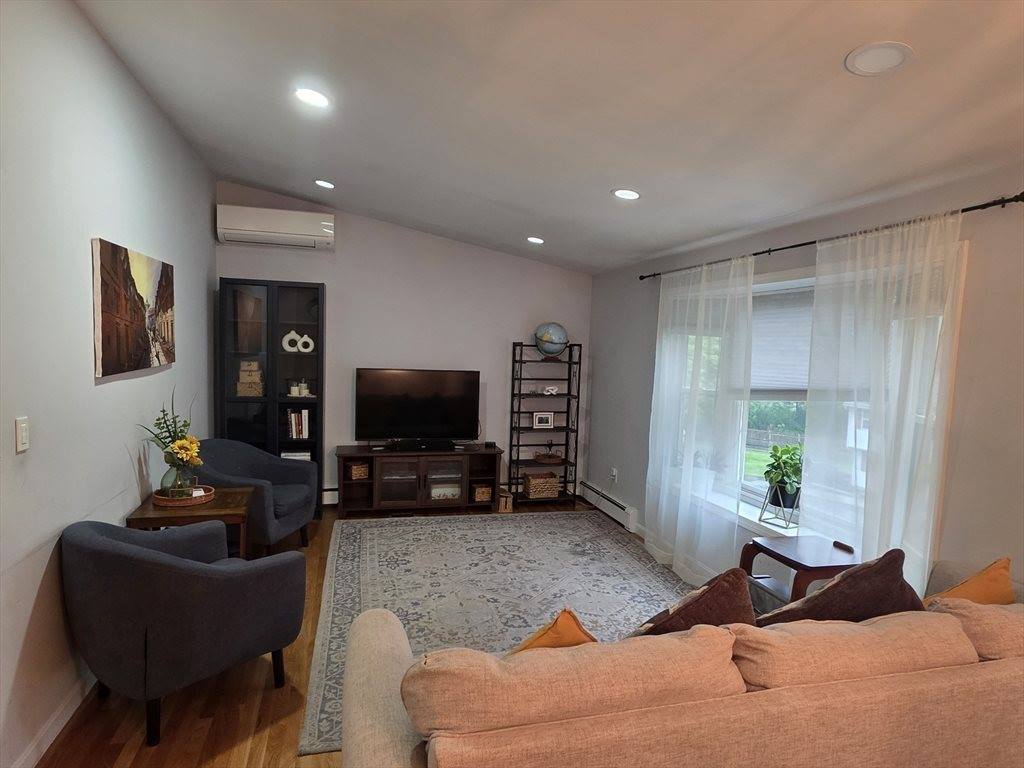 1 E Dexter Ave, Woburn, MA 01801
