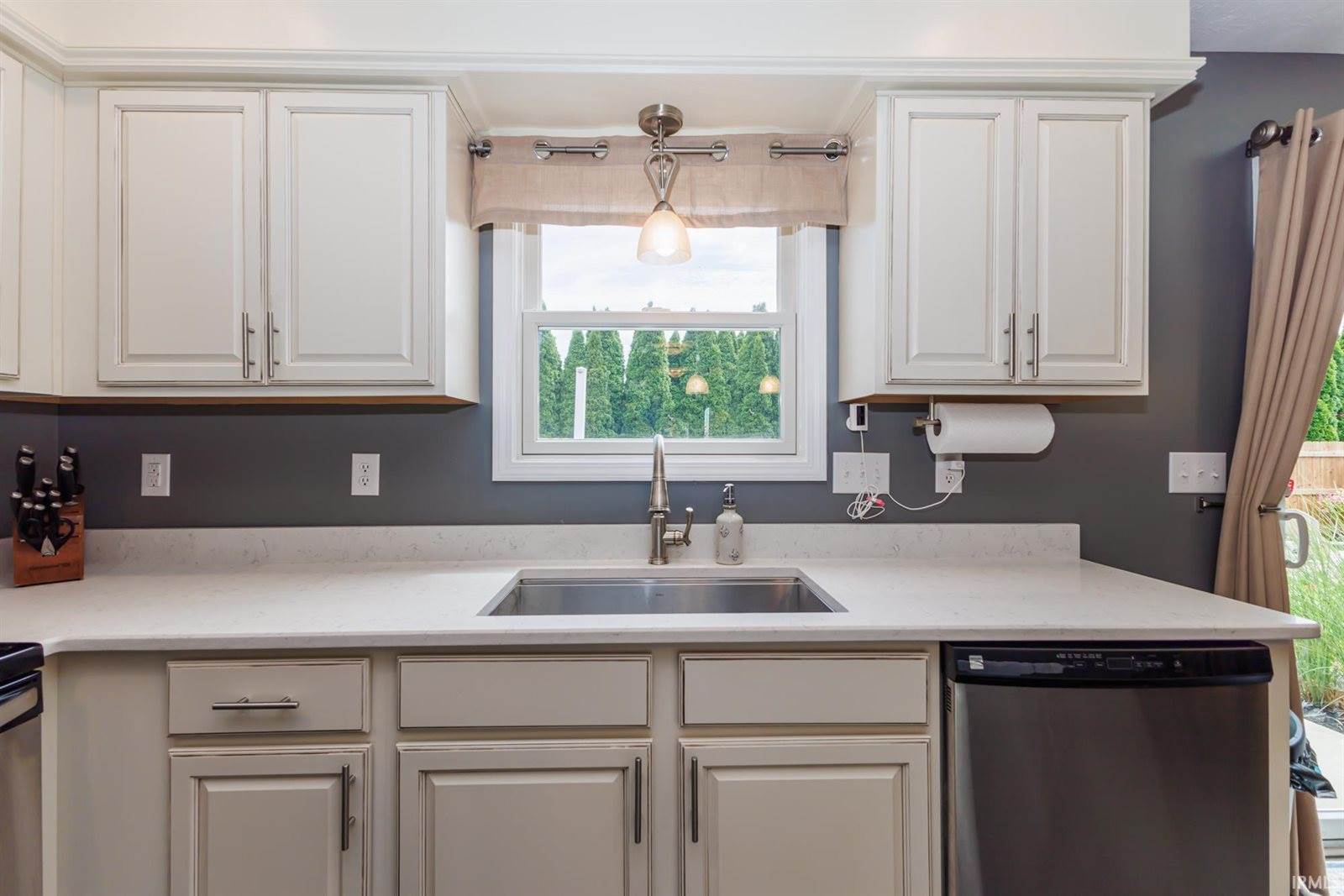 9805 Oak Hammock Drive, Yorktown, IN 47396