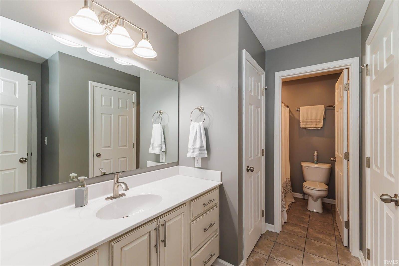 9805 Oak Hammock Drive, Yorktown, IN 47396