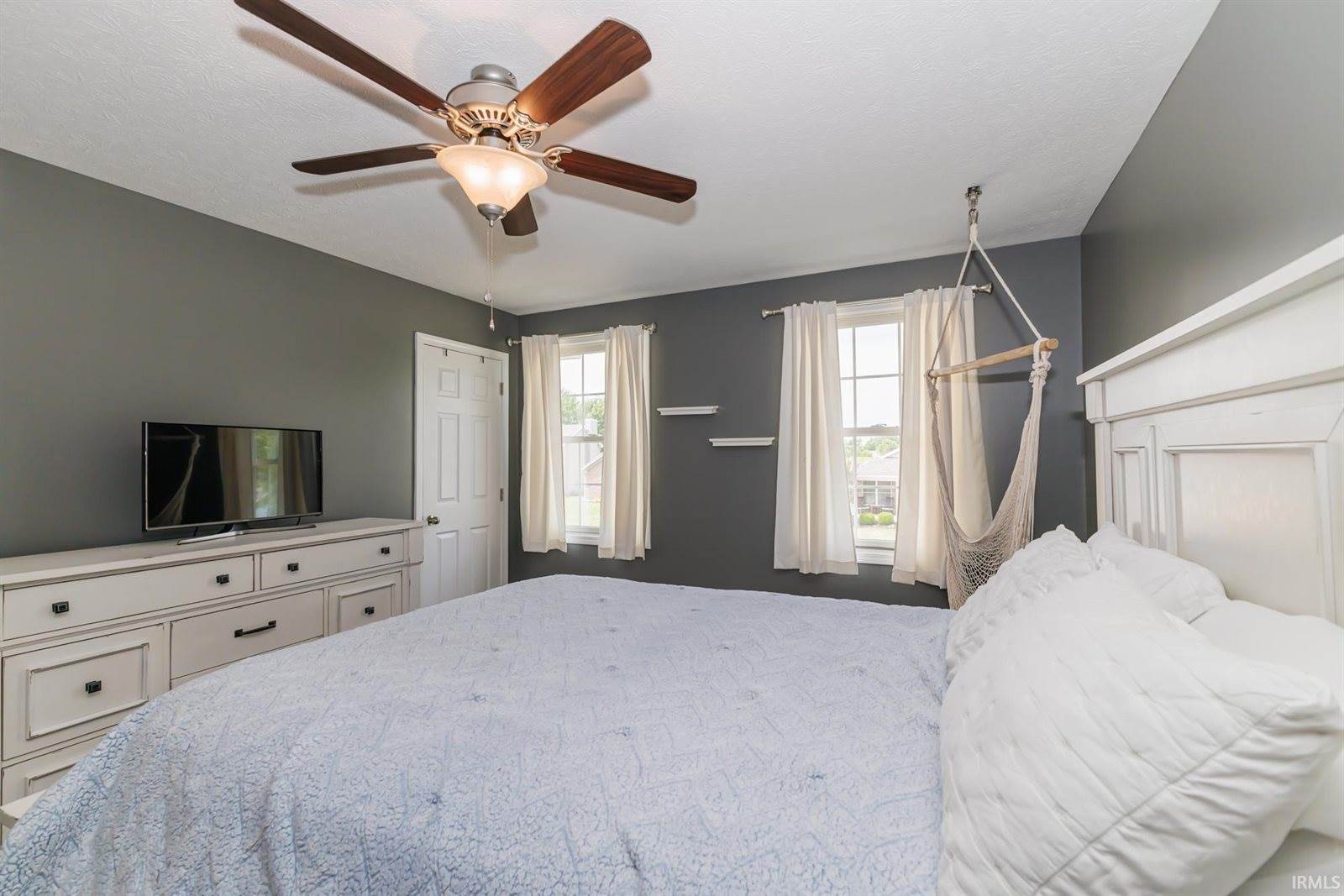 9805 Oak Hammock Drive, Yorktown, IN 47396