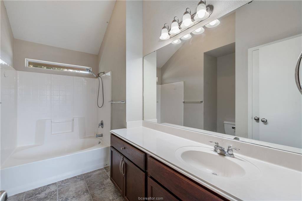 1033 Fallbrook Loop, College Station, TX 77845