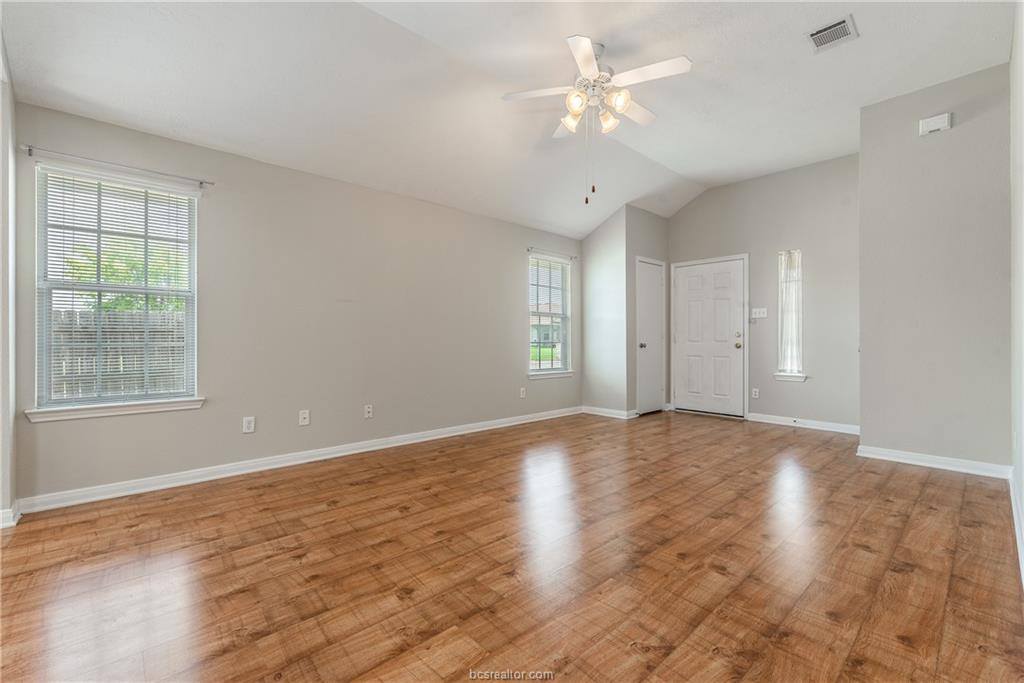 1033 Fallbrook Loop, College Station, TX 77845