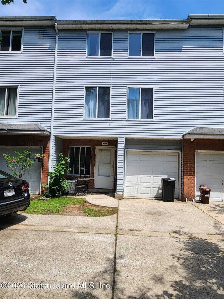 660 Ilyssa Way, Staten Island, NY 10312