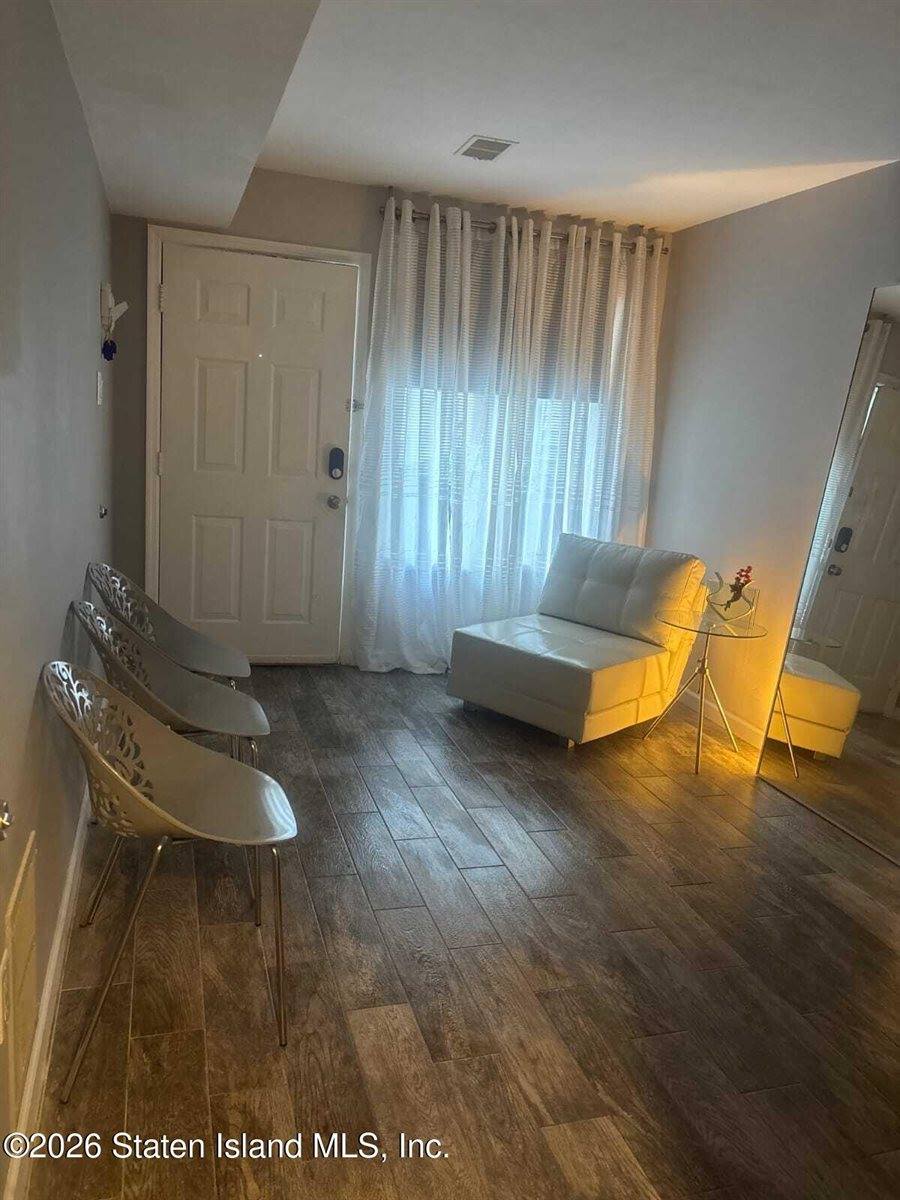 660 Ilyssa Way, Staten Island, NY 10312