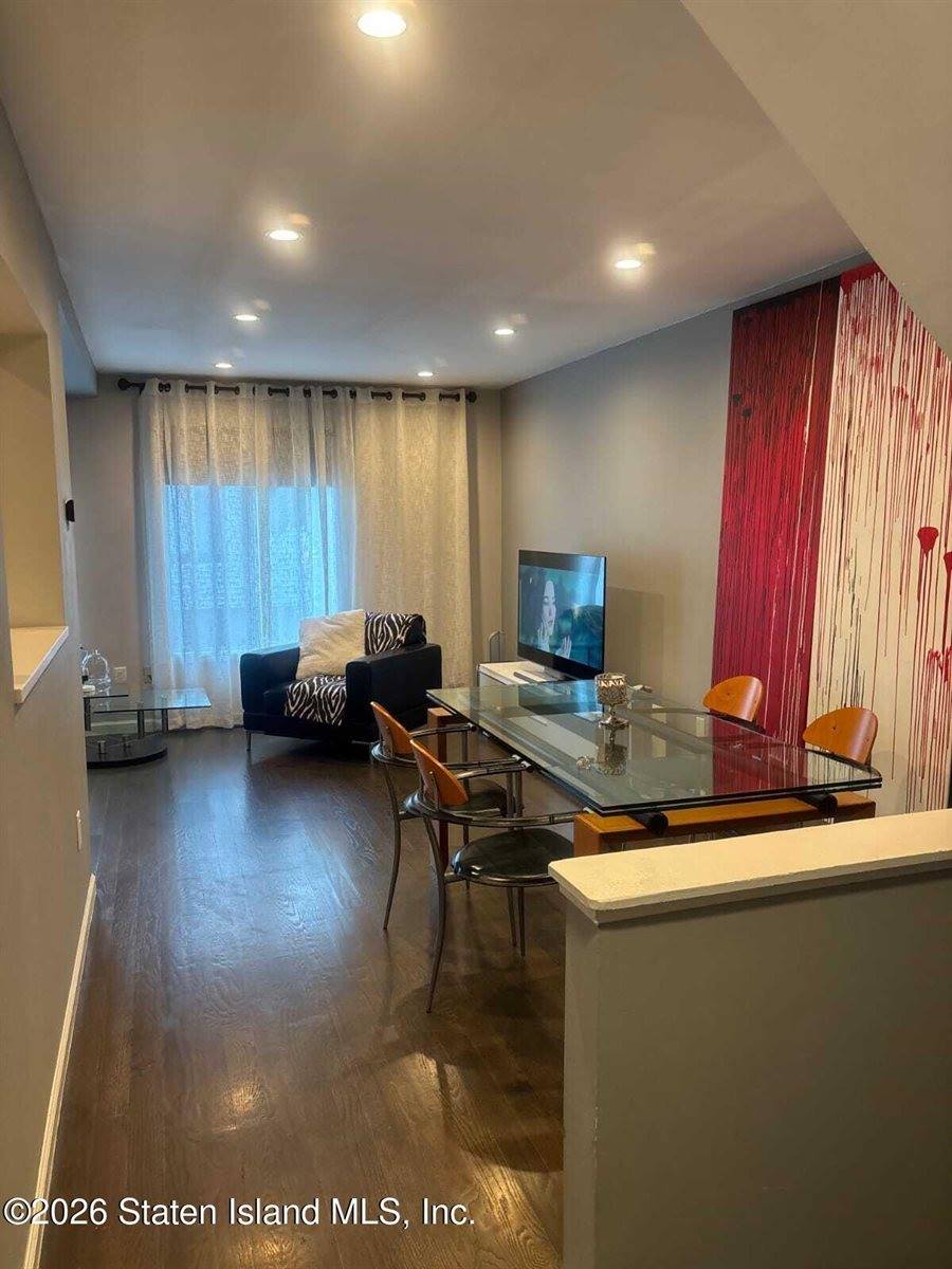 660 Ilyssa Way, Staten Island, NY 10312