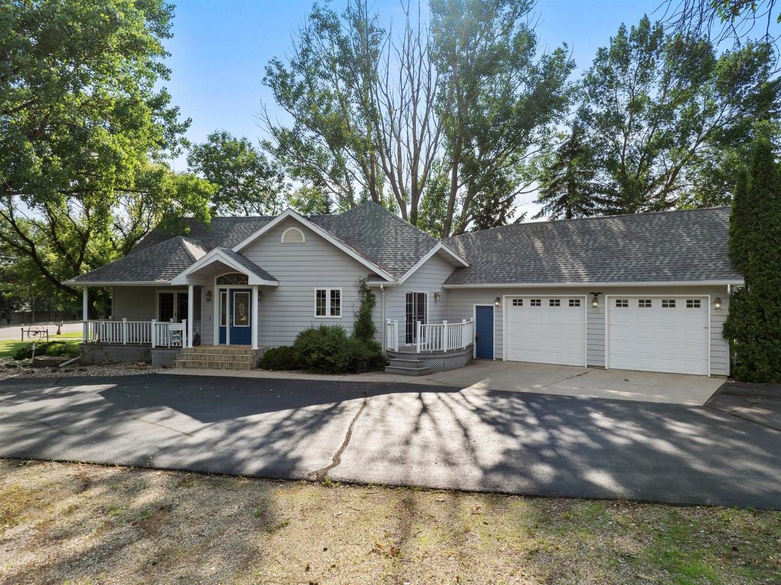 1204 16th Ave SW, Minot, ND 58701
