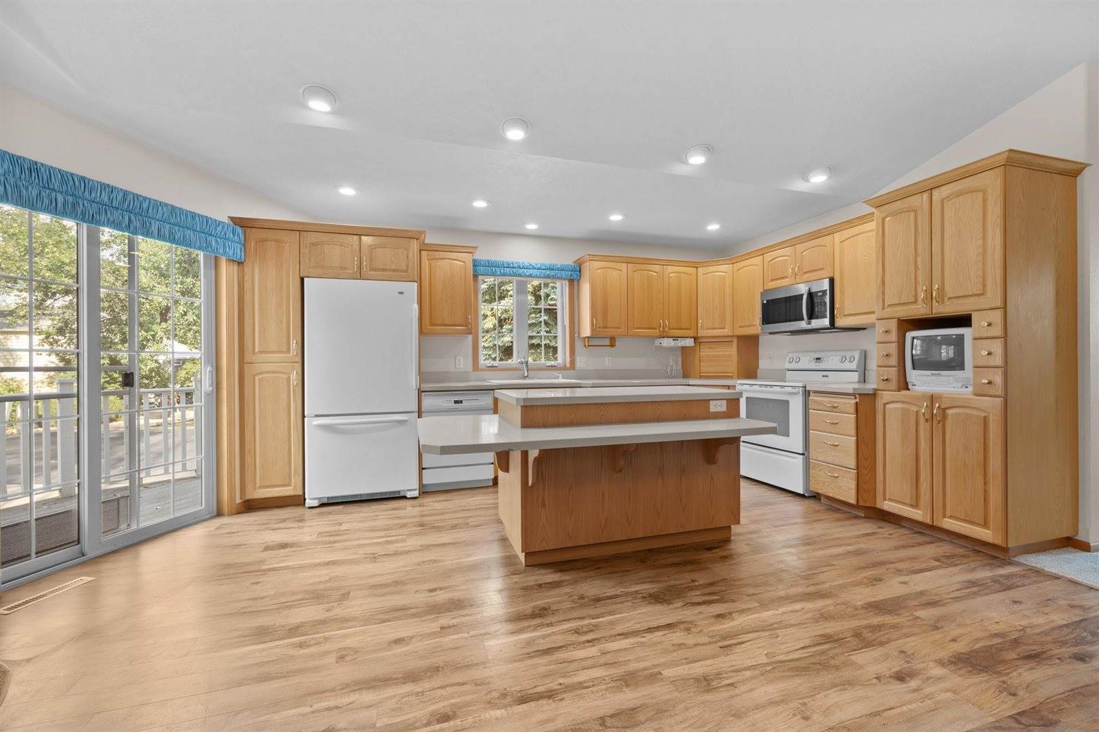 1204 16th Ave SW, Minot, ND 58701