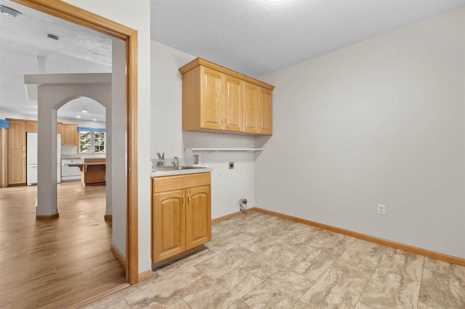 1204 16th Ave SW, Minot, ND 58701