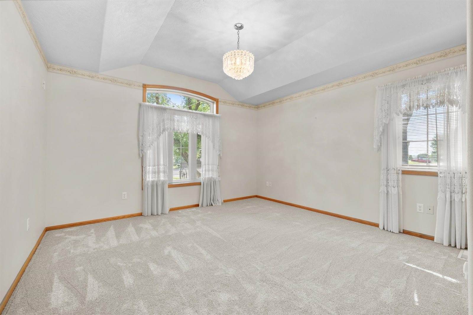 1204 16th Ave SW, Minot, ND 58701