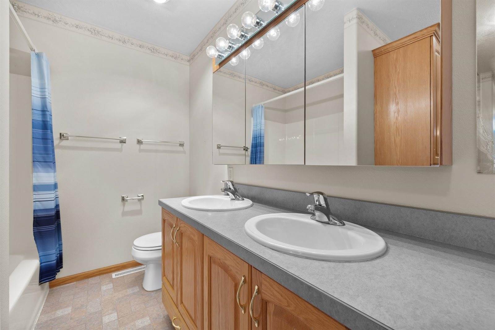 1204 16th Ave SW, Minot, ND 58701