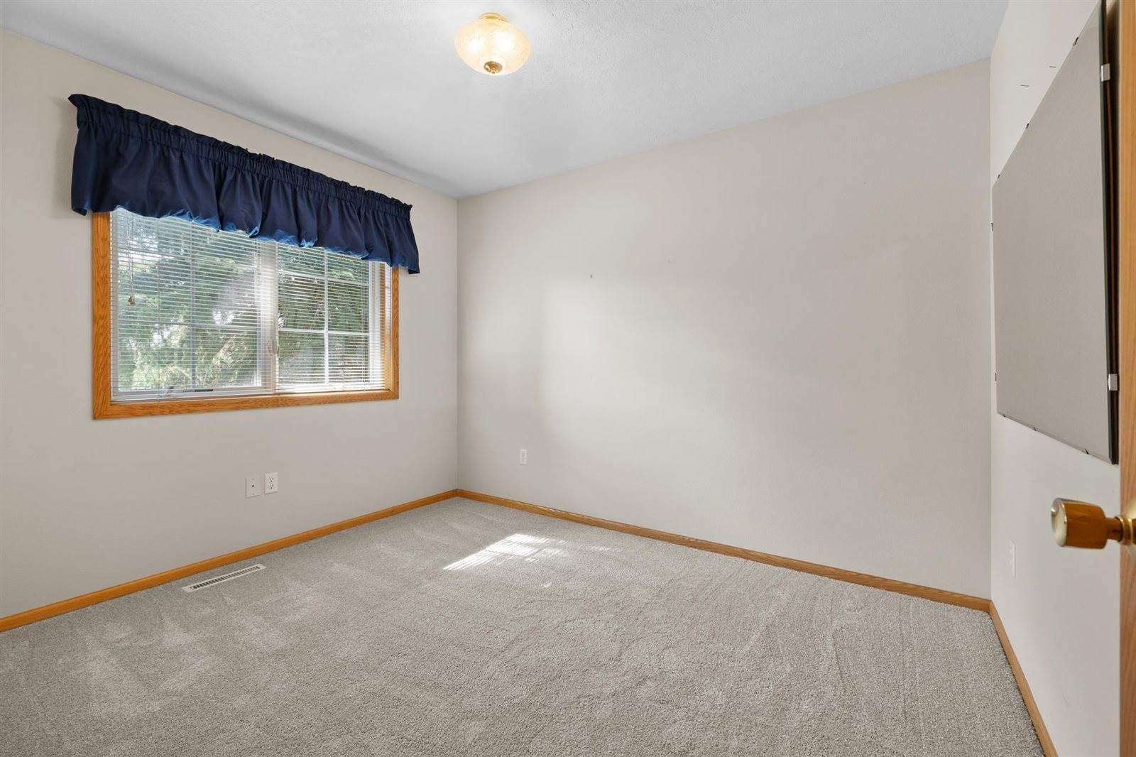 1204 16th Ave SW, Minot, ND 58701