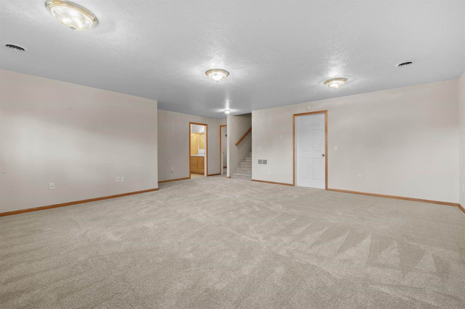 1204 16th Ave SW, Minot, ND 58701