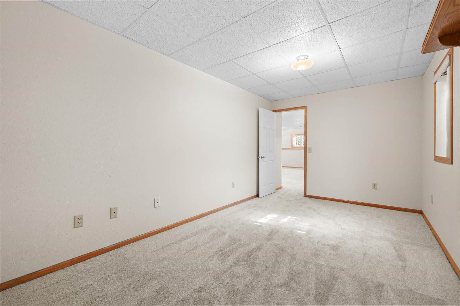 1204 16th Ave SW, Minot, ND 58701