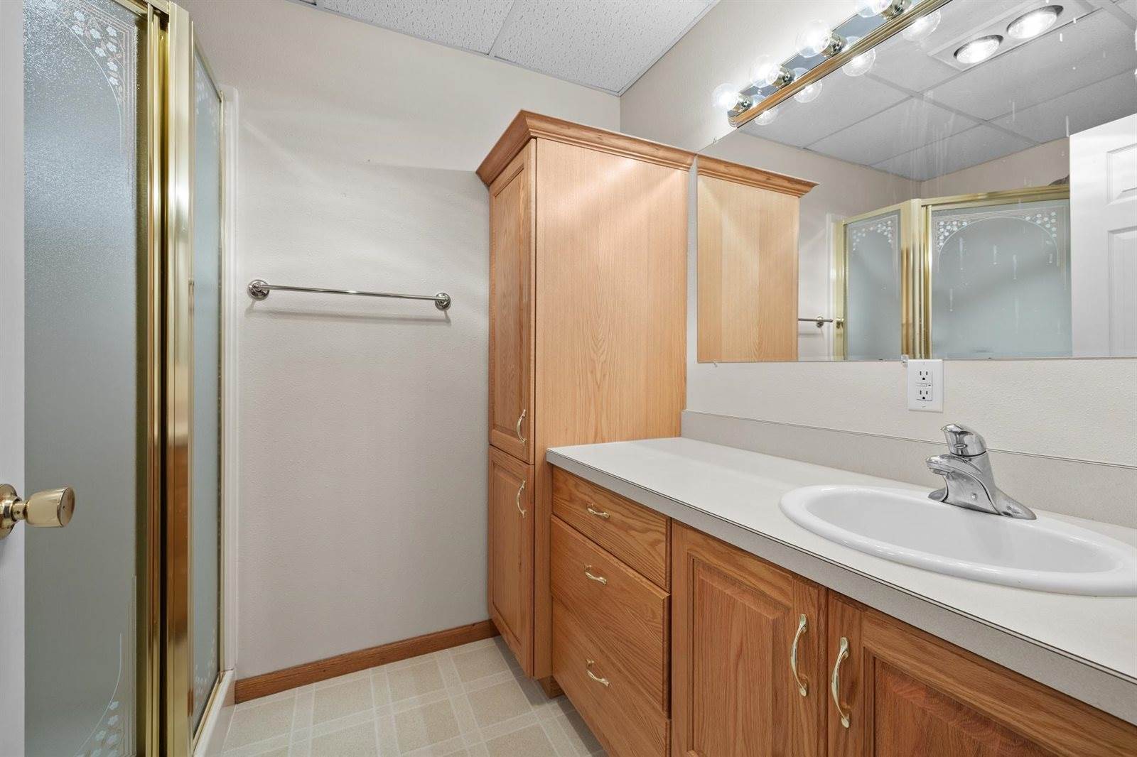 1204 16th Ave SW, Minot, ND 58701