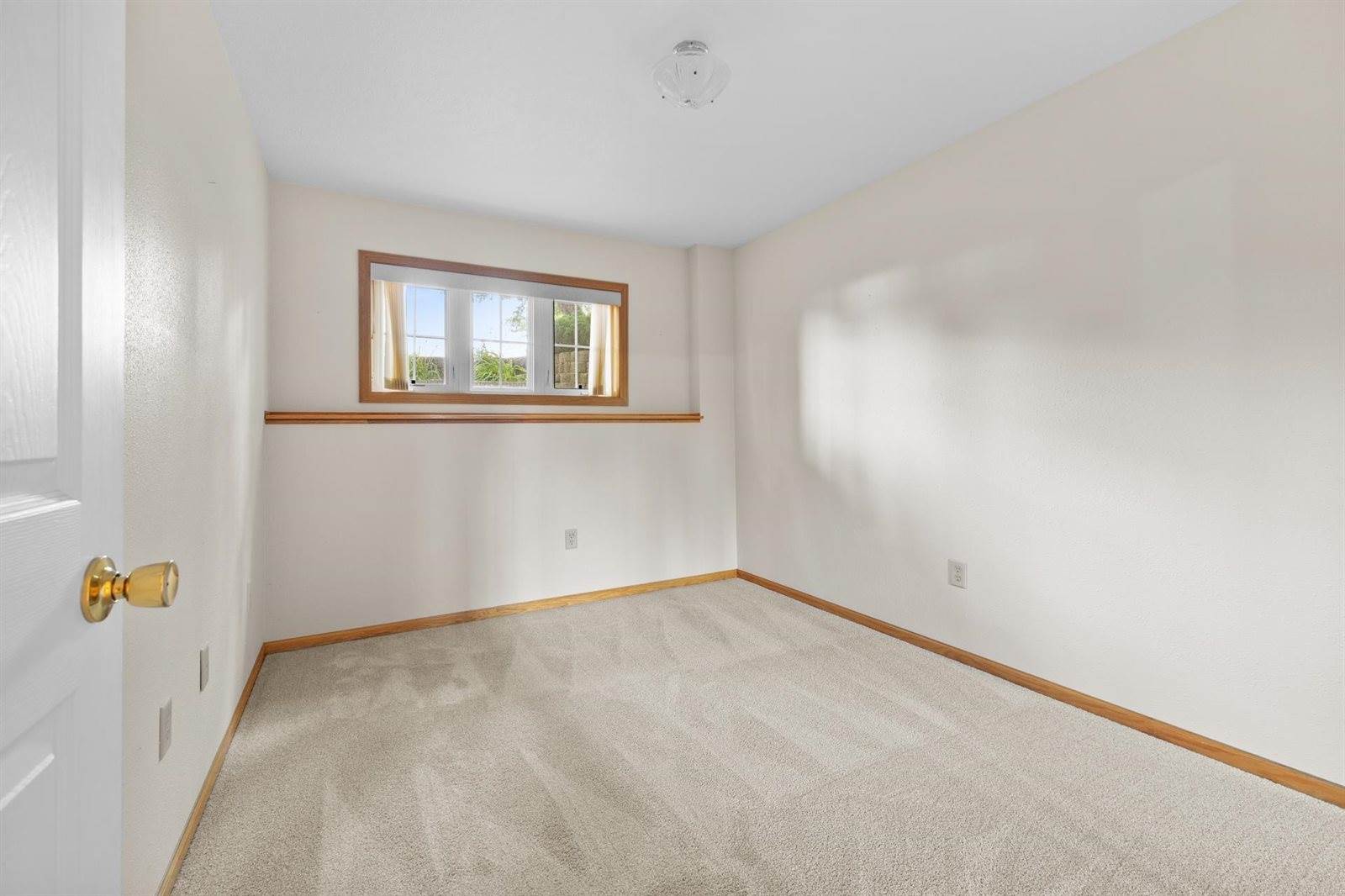 1204 16th Ave SW, Minot, ND 58701