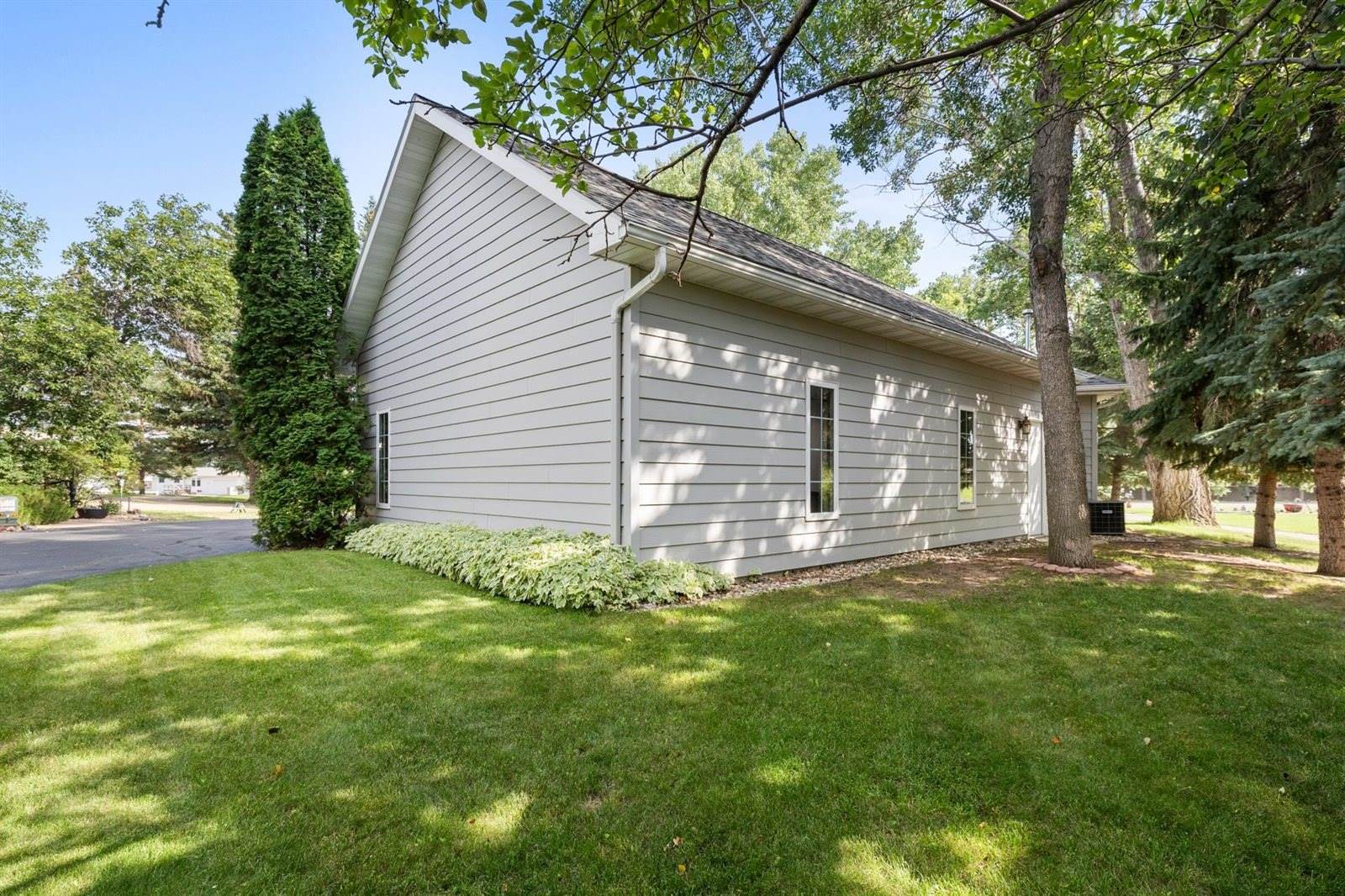 1204 16th Ave SW, Minot, ND 58701