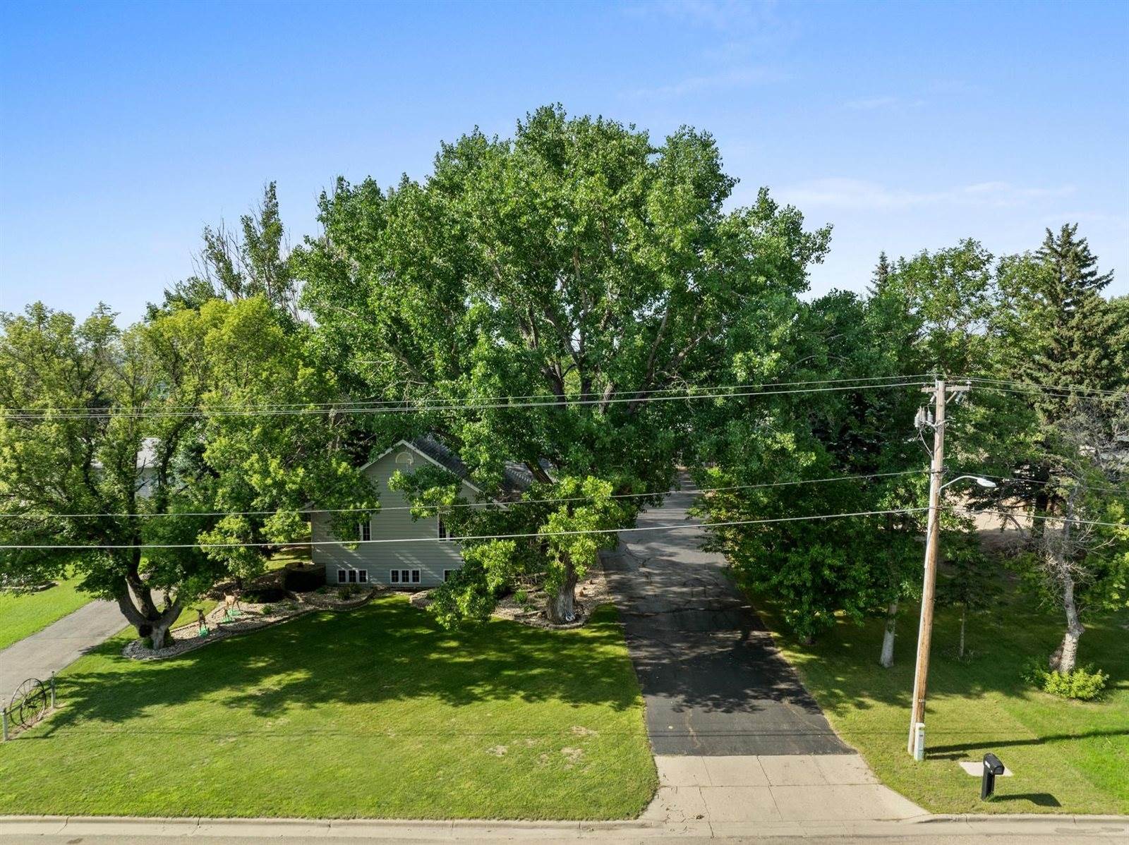 1204 16th Ave SW, Minot, ND 58701