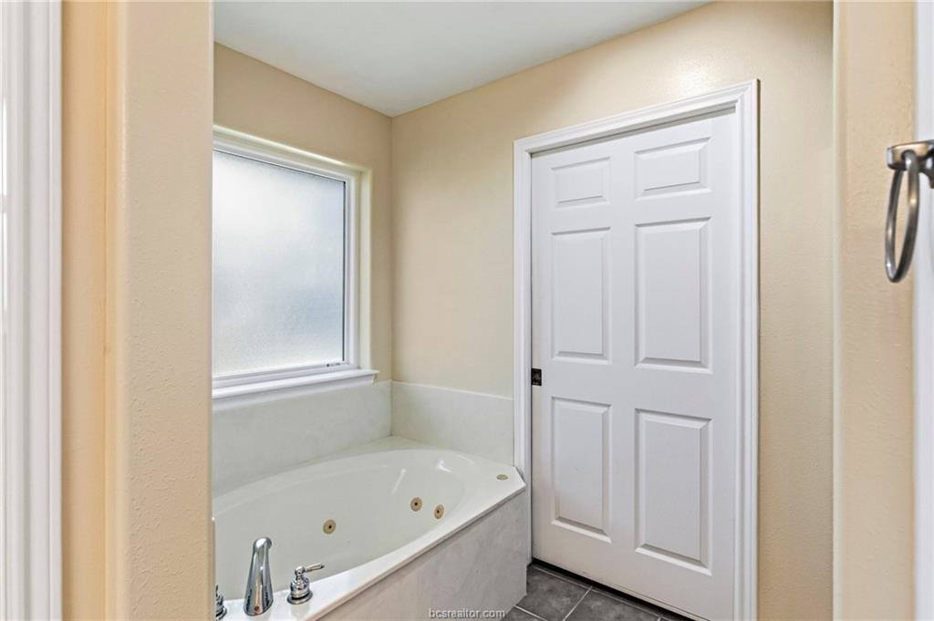 2342 Kendal Green Circle, College Station, TX 77845
