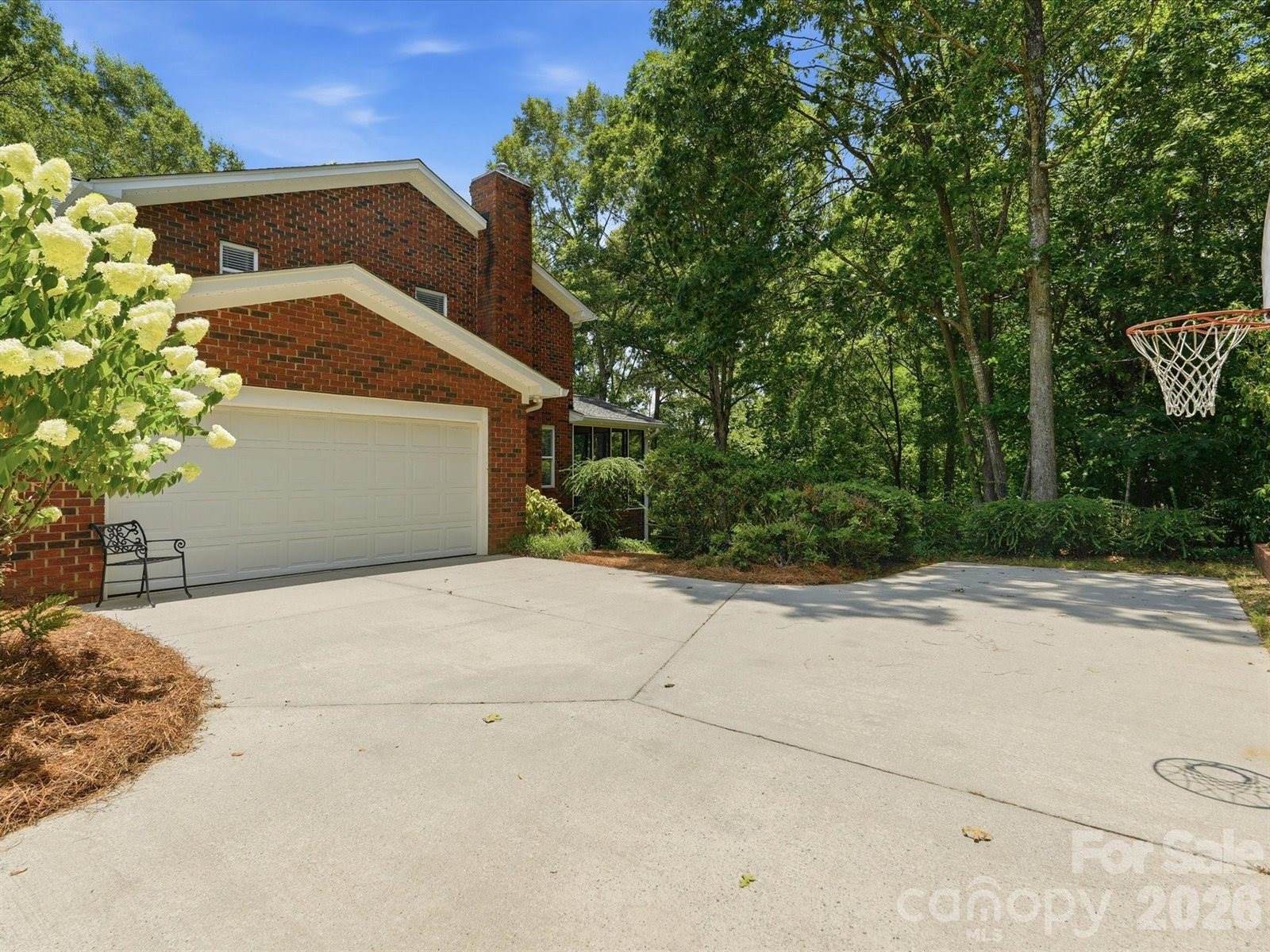 419 Whitefriars Lane, Matthews, NC 28105